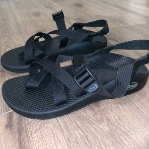 BLACK SINGLE STRAP CHACOS WITH TOE LOOP💫